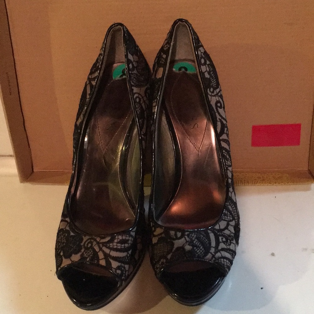 Guess brand women pumps